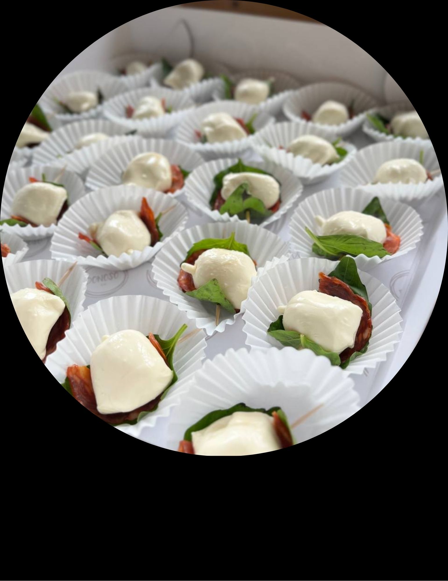 Mini mozarella con albahaca y salami